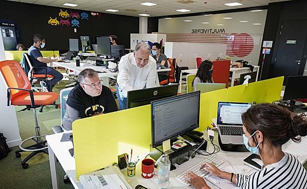 Lizaso y Orús en la sede de la empresa en Miramón.