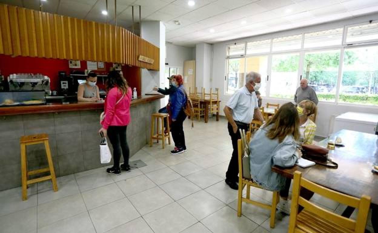 Varios ciudadanos donostiarras, en un bar de San Sebastián. 