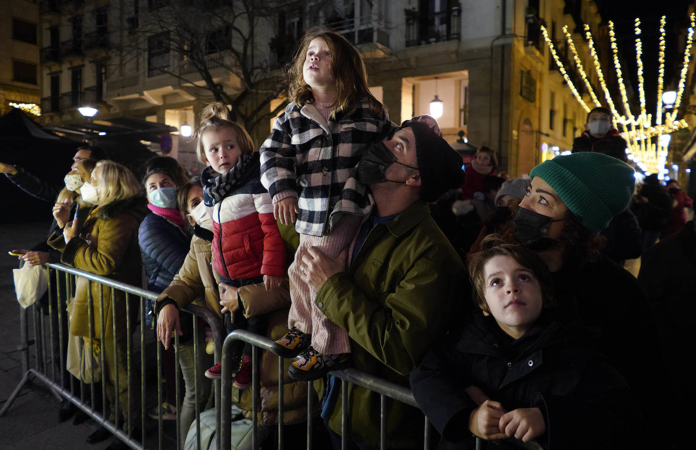 Fotos: La cabalgata de los Reyes Magos recorre las calles de Donostia