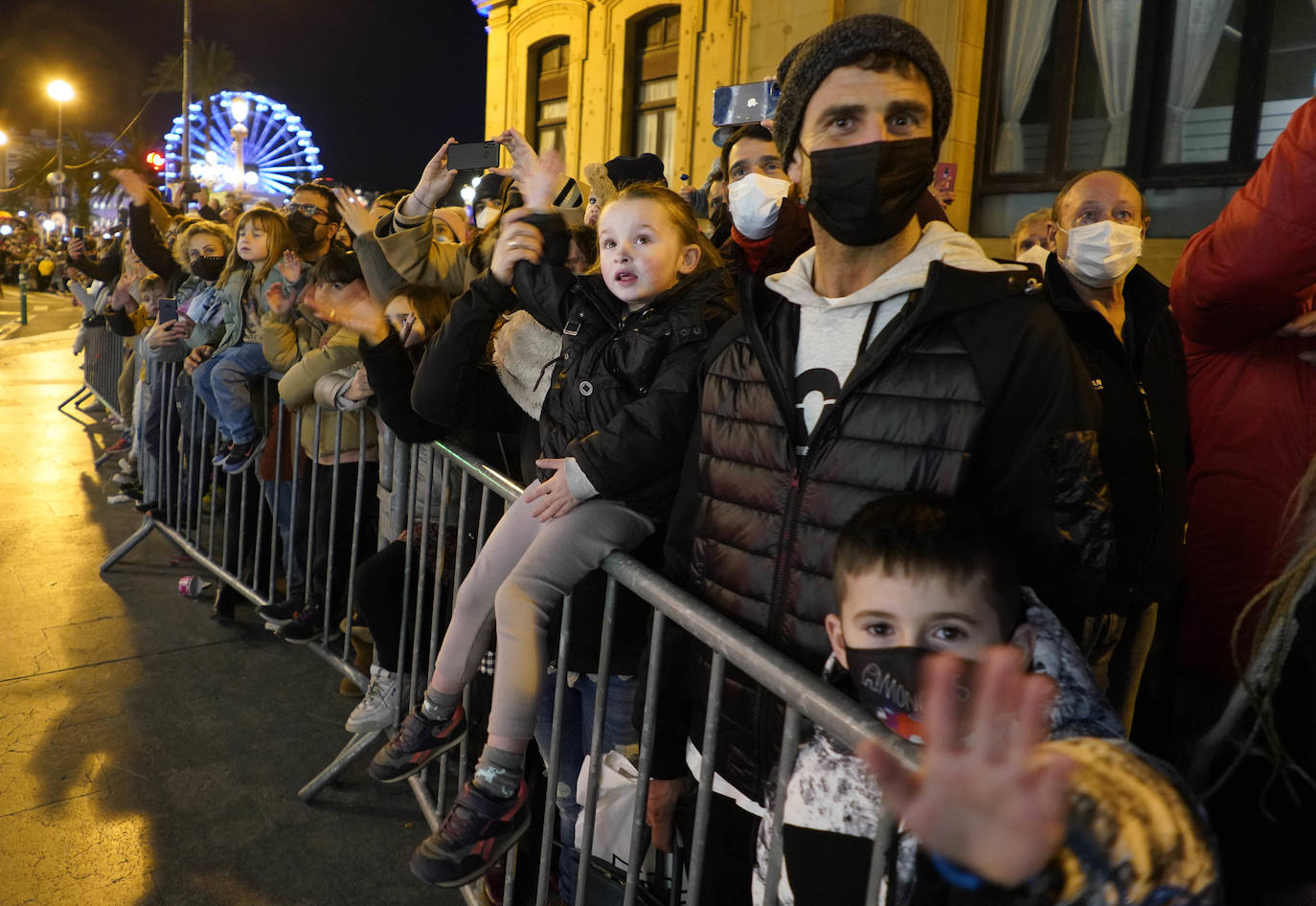 Fotos: La cabalgata de los Reyes Magos recorre las calles de Donostia