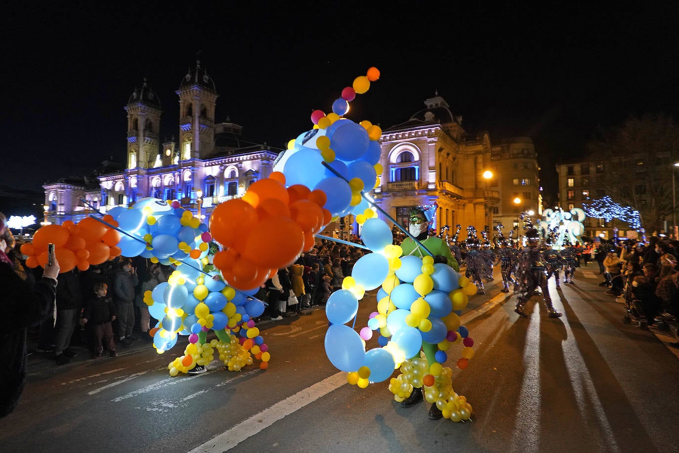 Fotos: La cabalgata de los Reyes Magos recorre las calles de Donostia