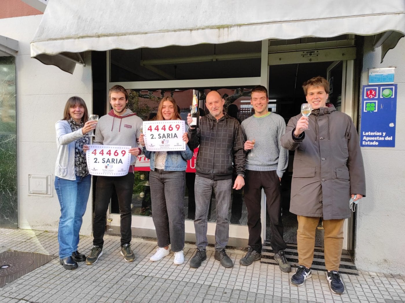 Agurtzane Odriozola y su familia festejan los dos décimos del segundo premio de la lotería de El Niño que vendió en Azkoitia. 