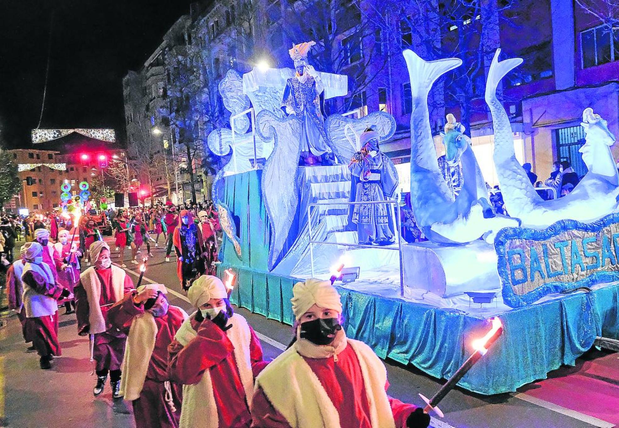  Baltasar, desde su carroza azulada de delfines, completó todo el recorrido con una enorme sonrisa y dedicando gestos de complicidad a los niños continuamente.