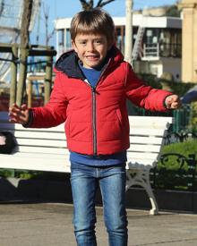 Imagen secundaria 2 - Leo y Duna con sus nuevos juguetes, cortesía de los Reyes Magos. Daniel y Elena, con el fantasma que les trajeron Melchor, Gaspar y Baltasar. Markel estaba feliz ayer estrenando sus regalos de Reyes. 