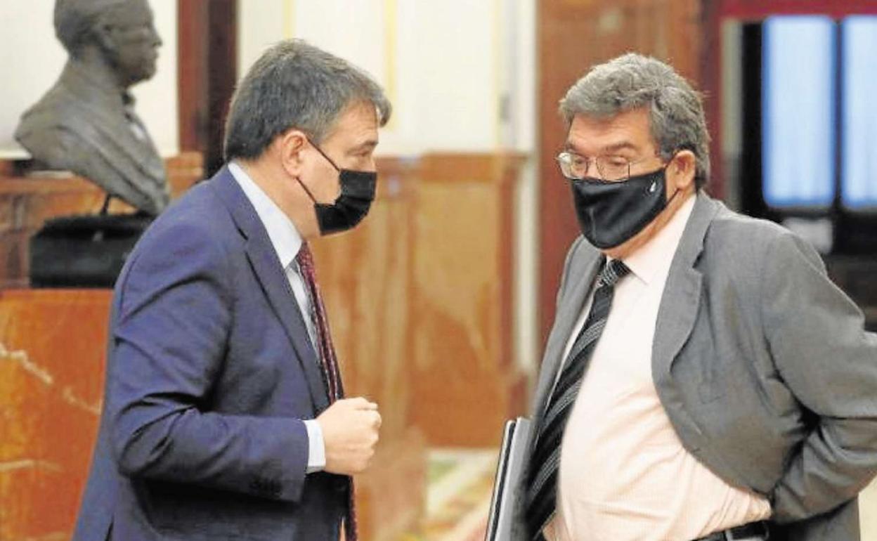 El portavoz del PNV en el Congreso, Aitor Esteban, y José Luis Escrivá charlan en los pasillos de la Cámara baja. 