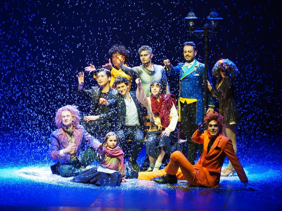 Todos los artistas de la gala de magia, reunidos en un momento del espectáculo. 