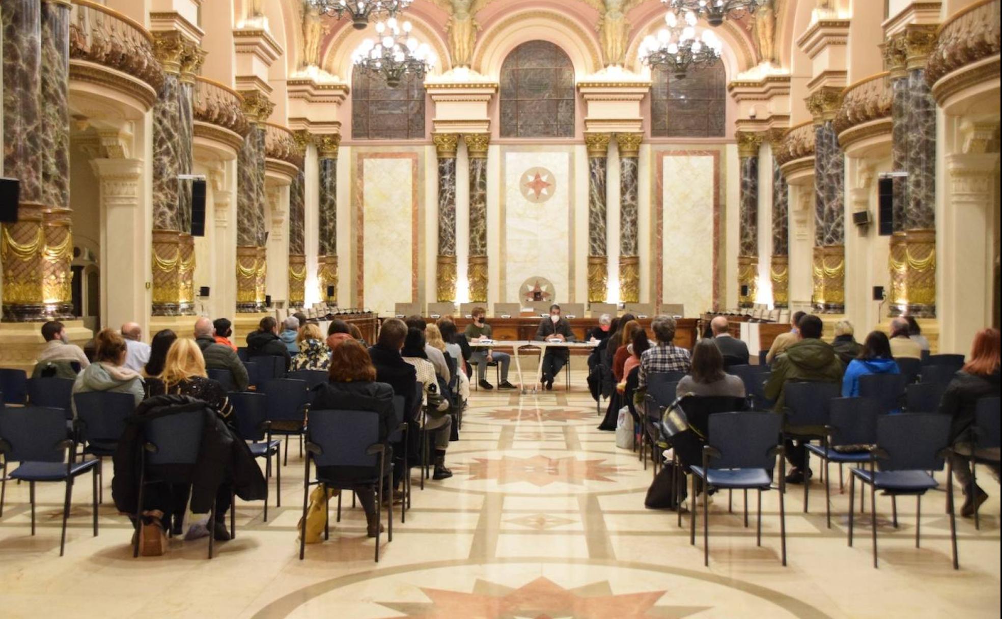 Representantes de las tamborradas infantiles y del ayuntamiento este viernes en el salón de plenos.