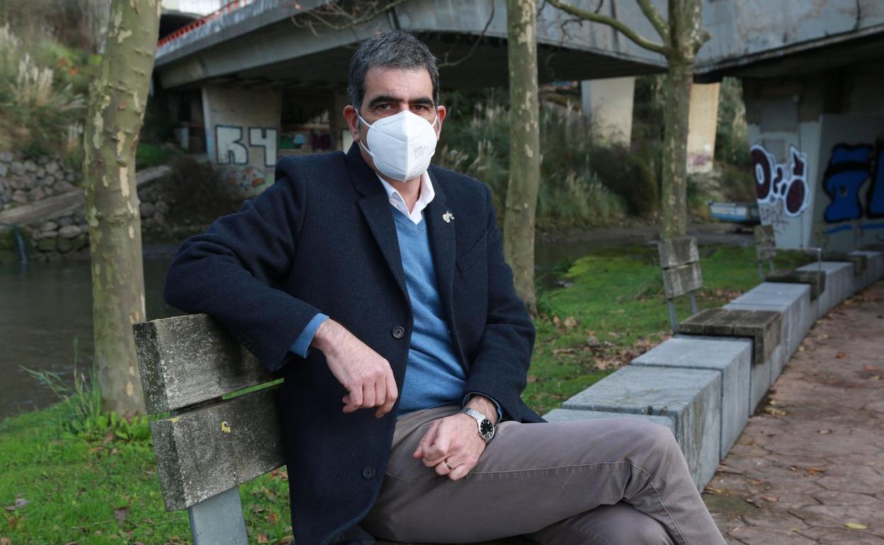El alcalde donostiarra, Eneko Goia, ayer en un banco del paseo junto al Urumea, en el barrio de Loiola. 