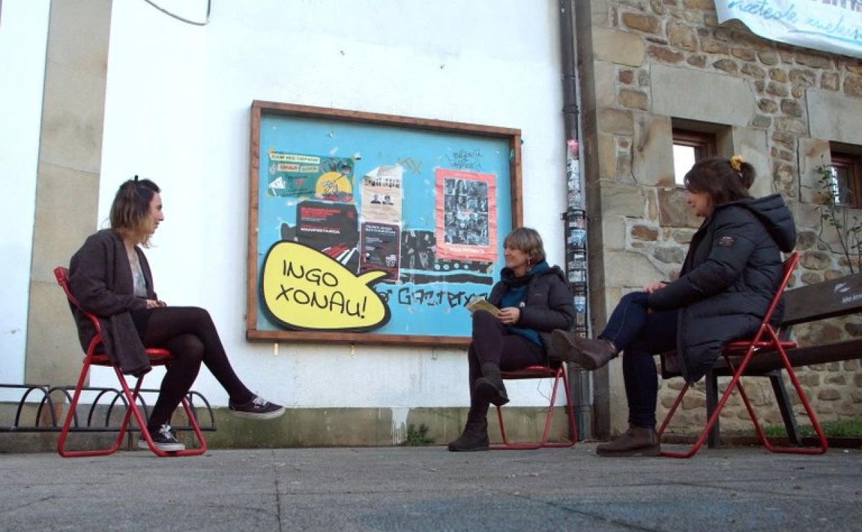 Oñatiko 'Ingo Xonau' ekimenari buruz solasean, Idoia Etxeberriarekin eta Mirari Sagarzazurekin.