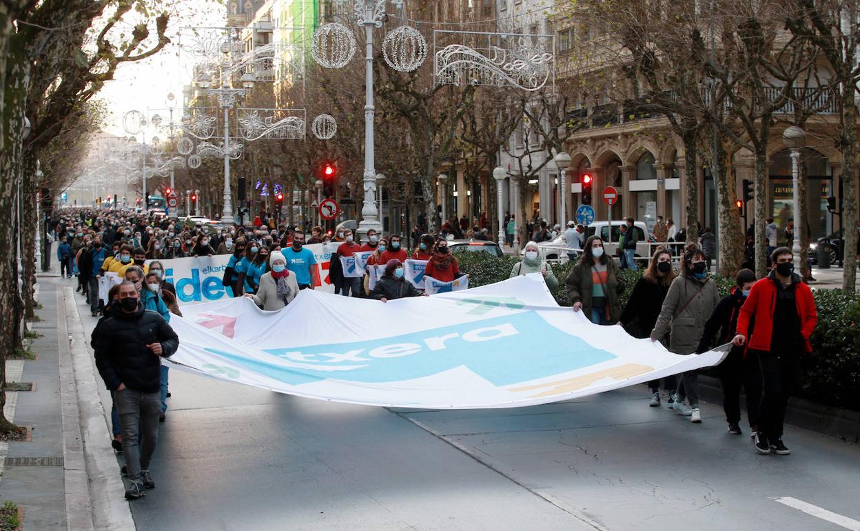 Varios miles de personas respondieron a la convocatoria de la red ciudadana Sare en San Sebastián.. 