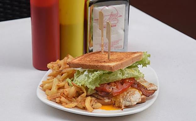 El '26, un sabroso sándwich de pan de molde tostado que esconde pechuga de pollo con mucho más. 