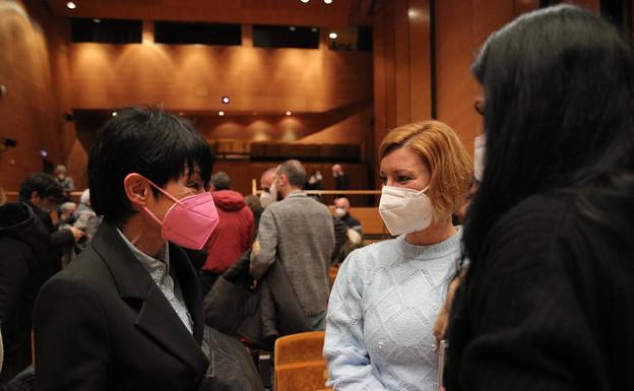 Maddalen Iriarte junto a Naiara, hija de Manuel Zamarreño. 