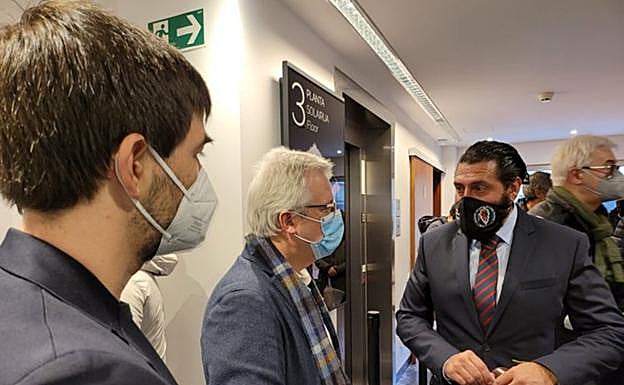 Los socialistas Palencia y Asensio charlan con Rivero tras el acto en Vitoria.