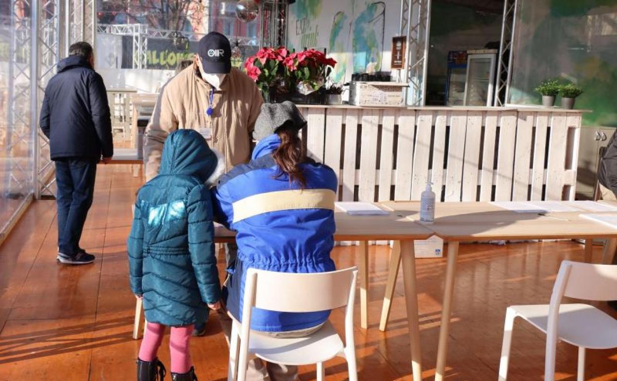 Una niña espera su turno para una prueba antígena. 