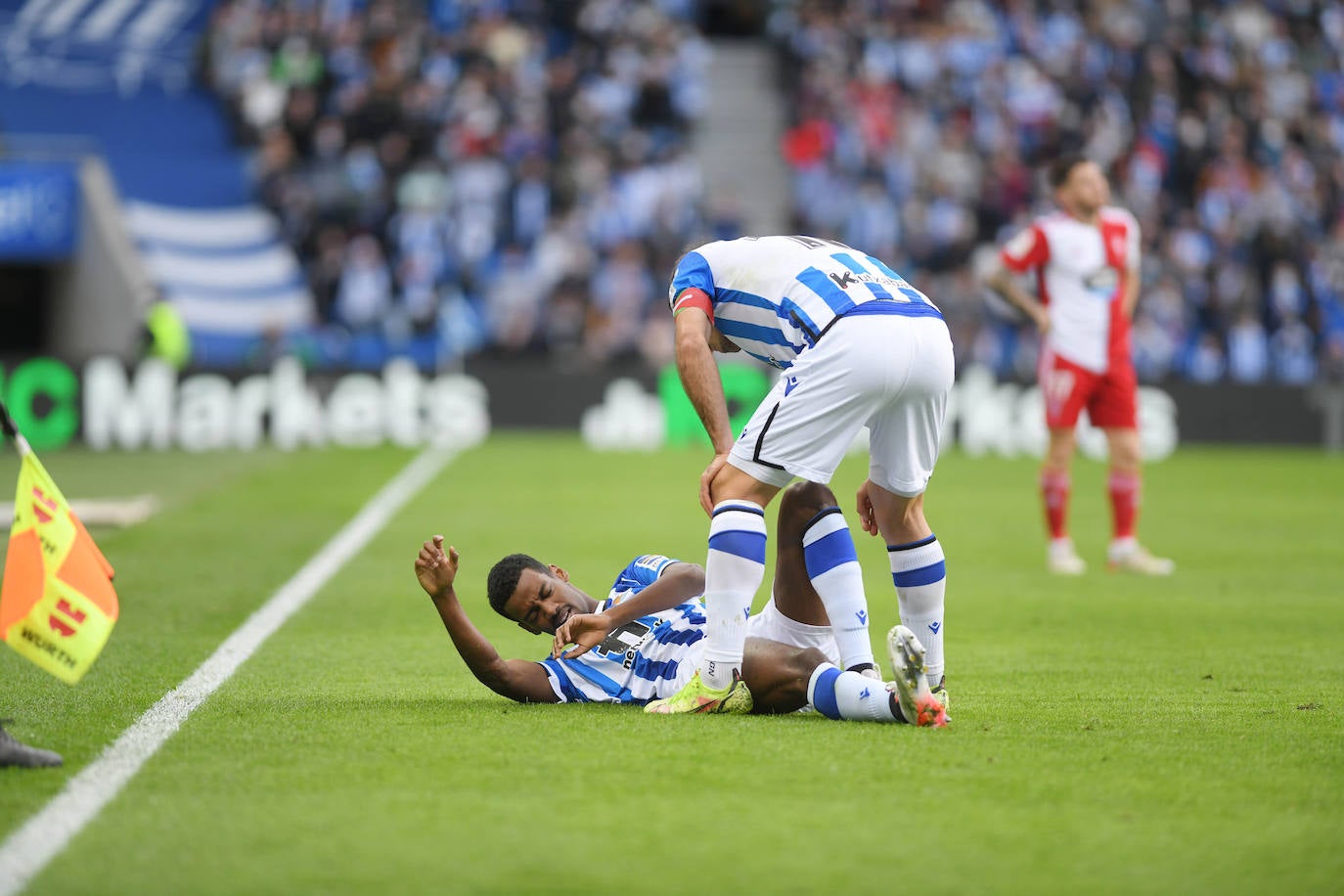 Isak ayer tras torcerse el tobillo en el partido ante el Celta