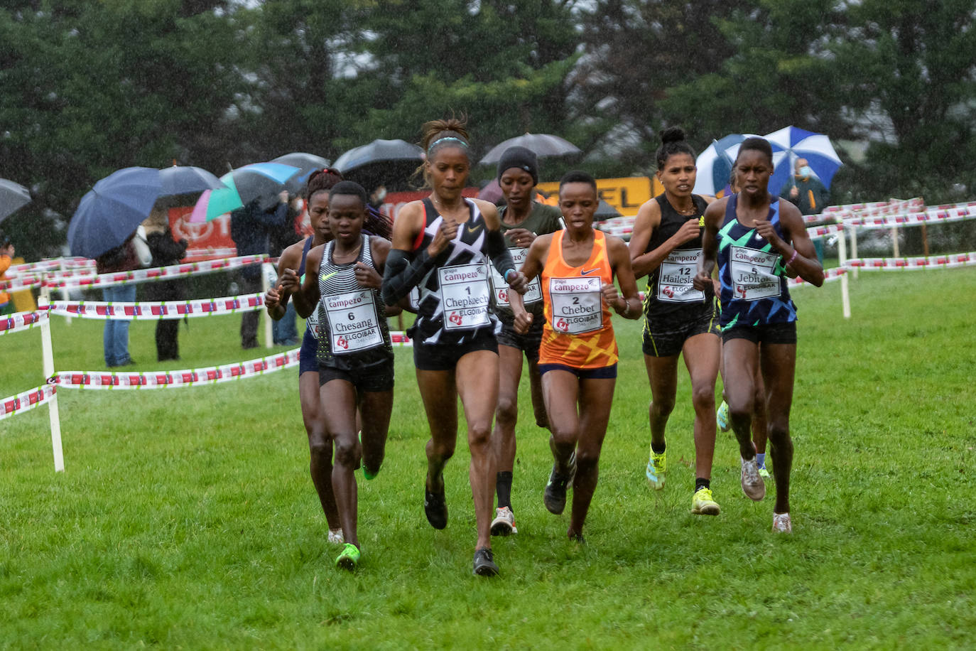Fotos: Kenia impone su ley en un cross de Elgoibar para quitarse el sombrero