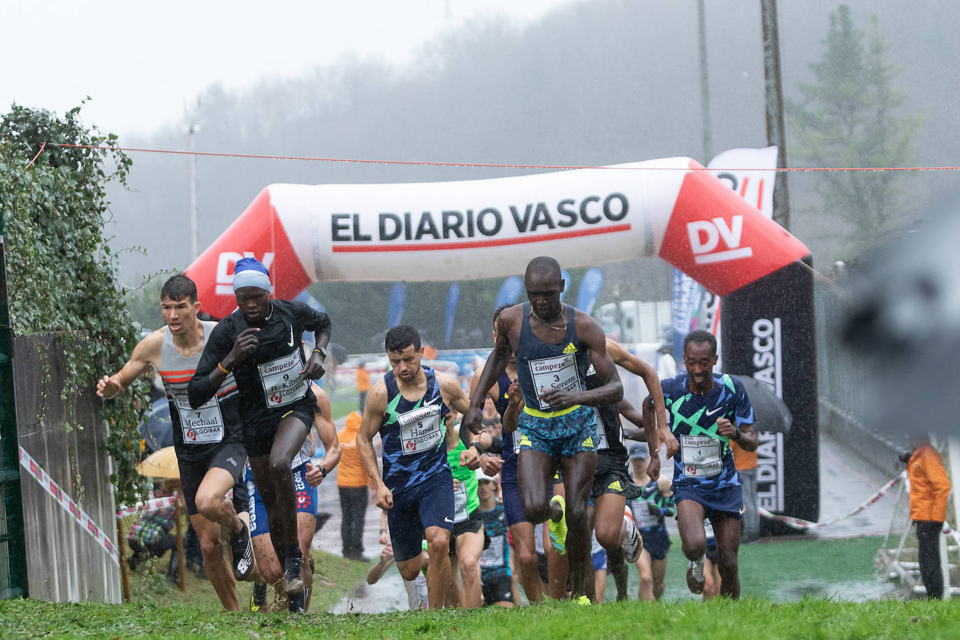 Fotos: Kenia impone su ley en un cross de Elgoibar para quitarse el sombrero