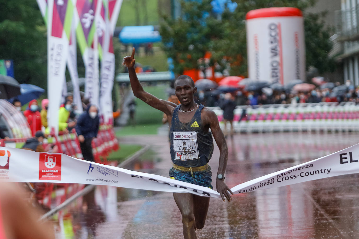 Fotos: Kenia impone su ley en un cross de Elgoibar para quitarse el sombrero