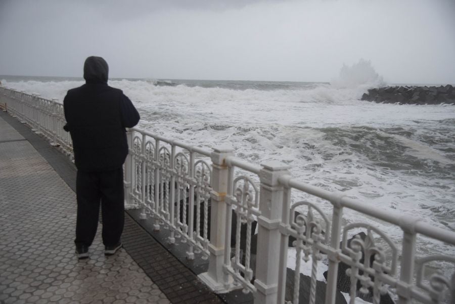 Las zonas expuestas han sufrido el embate del oleaje de más de 6 metros desde primera hora de este domingo y algunas cuencas de ríos en Gipuzkoa han pasado a nivel amarillo