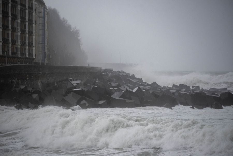 Las zonas expuestas han sufrido el embate del oleaje de más de 6 metros desde primera hora de este domingo y algunas cuencas de ríos en Gipuzkoa han pasado a nivel amarillo