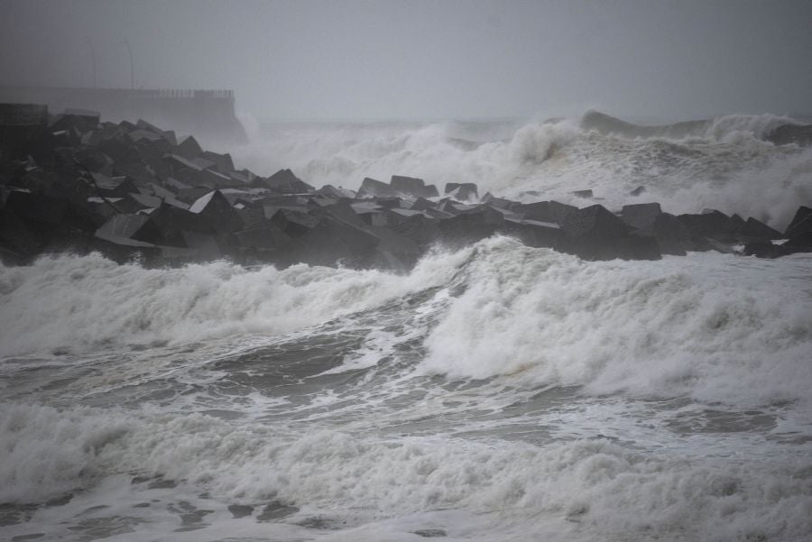 Las zonas expuestas han sufrido el embate del oleaje de más de 6 metros desde primera hora de este domingo y algunas cuencas de ríos en Gipuzkoa han pasado a nivel amarillo