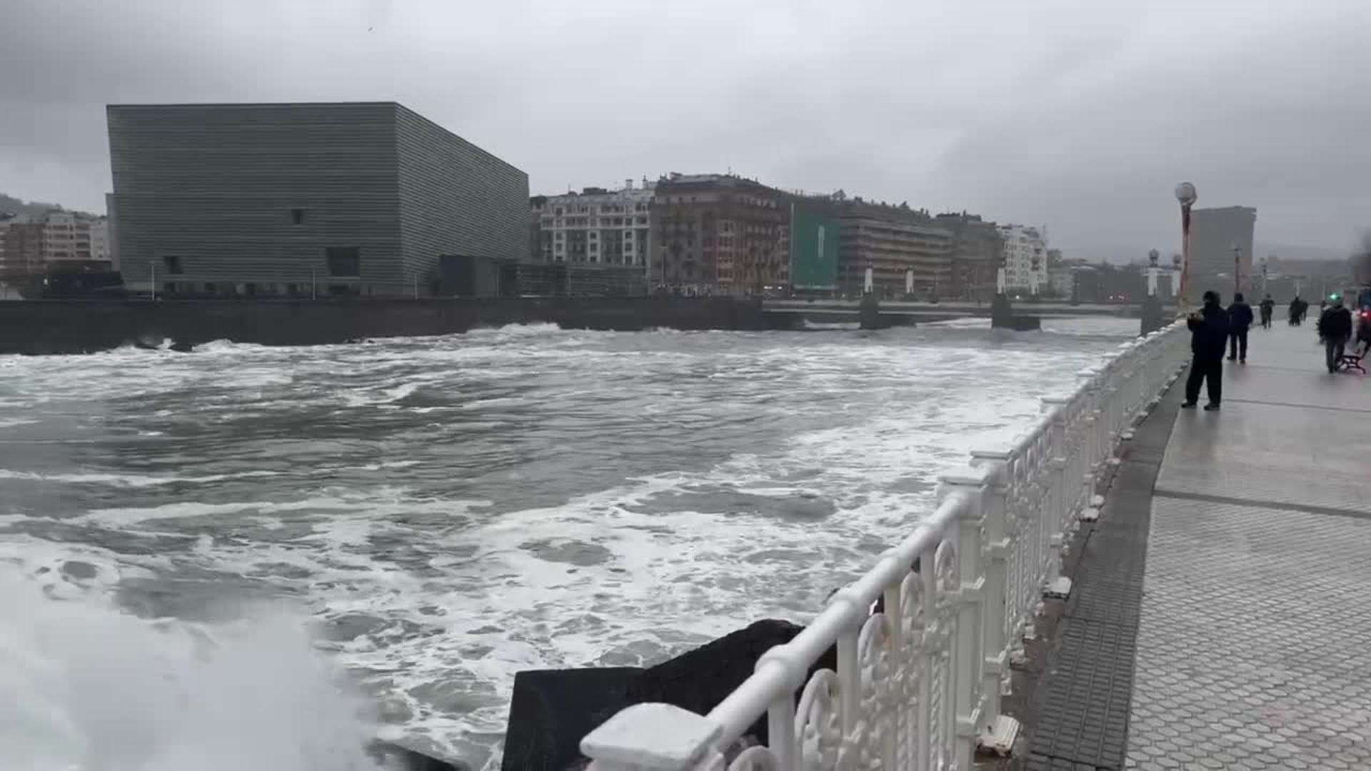 Tiempo en Donostia: Temporal de olas en San Sebastián