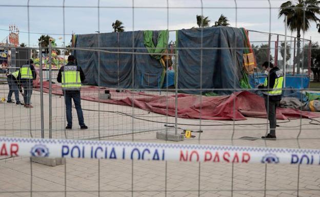 Policías inspeccionan el castillo hinchable tras el accidente en Mislata. 