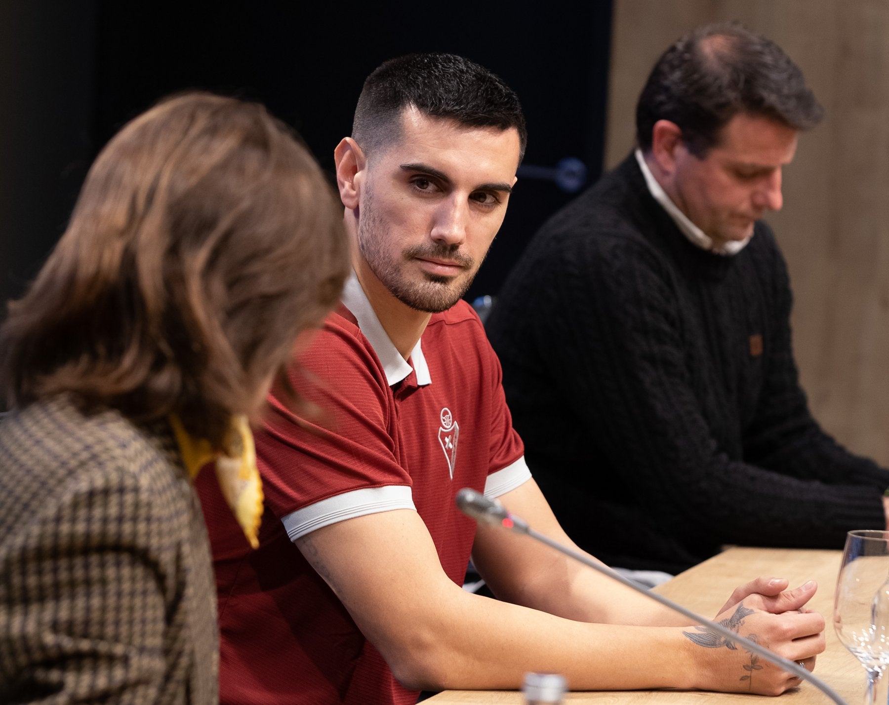 Chema escucha a la presidenta Gorostiza, en el acto de este martes. 