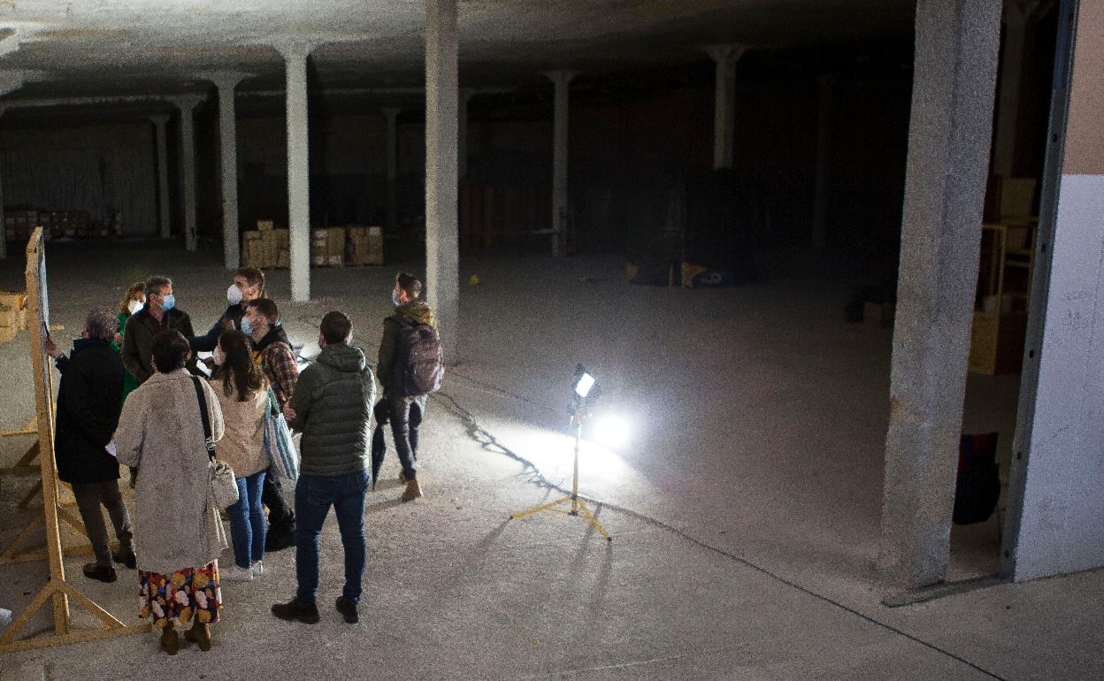 Responsables técnicos y políticos han explicado el proyecto in situ, en la zona bajo la plaza de San Juan que acogerá la ampliación del CBA. 