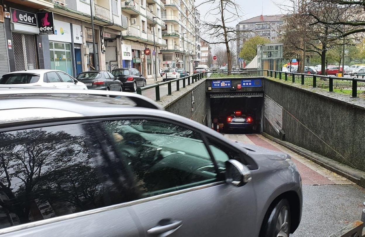 Dos vehículos accediendo ayer al aparcamiento subterráneo de Pío XII. 
