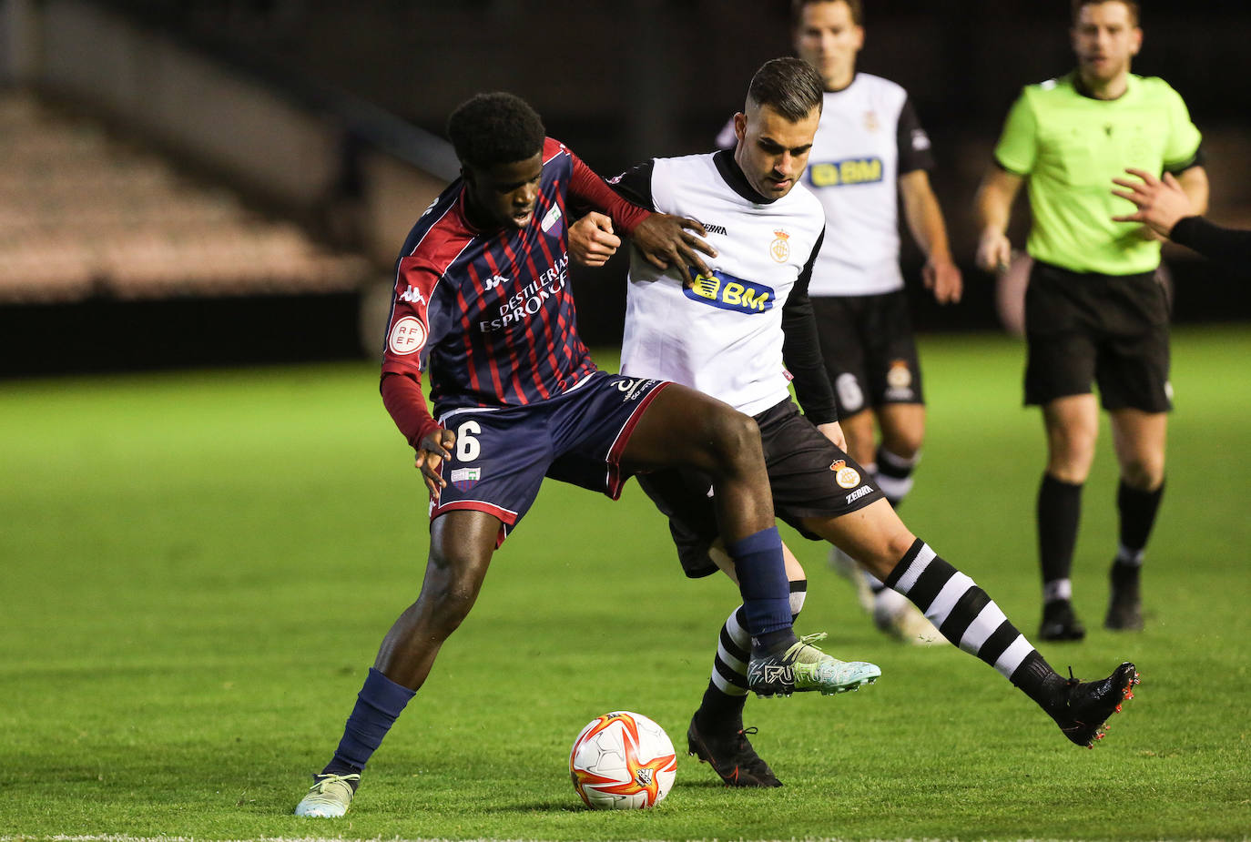 Alain Oyarzun y un jugadore del Extremadura disputan un balón el pasado sábado en Gal.