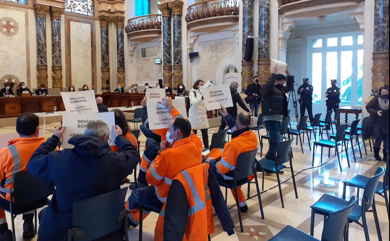 Protesta de trabajadores municipales en el Salón de Plenos del Ayuntamiento. 