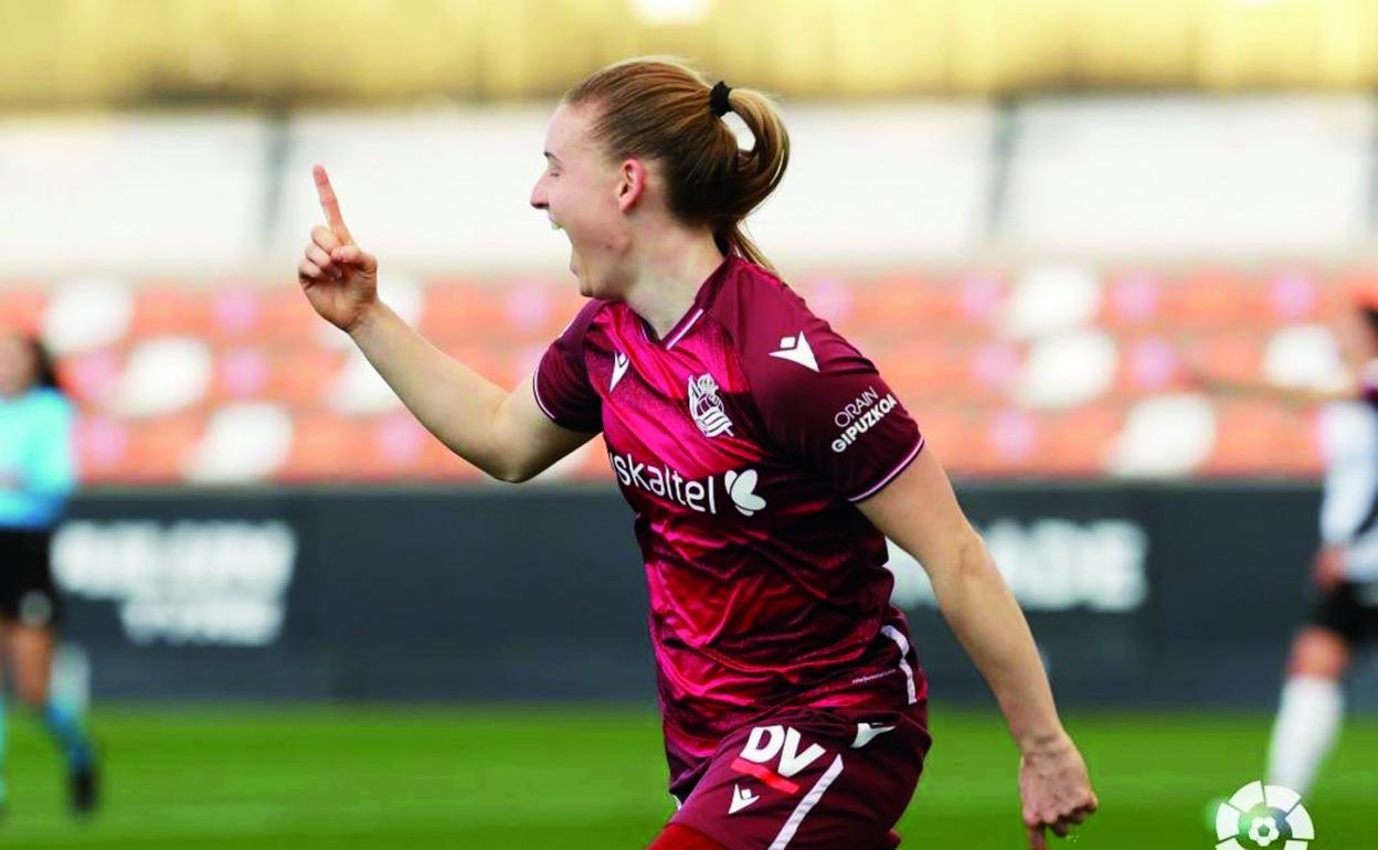 La serbia Allegra Poljak celebra eufórica sus primeros goles con la camiseta de la Real Sociedad, este miércoles en Valencia. 