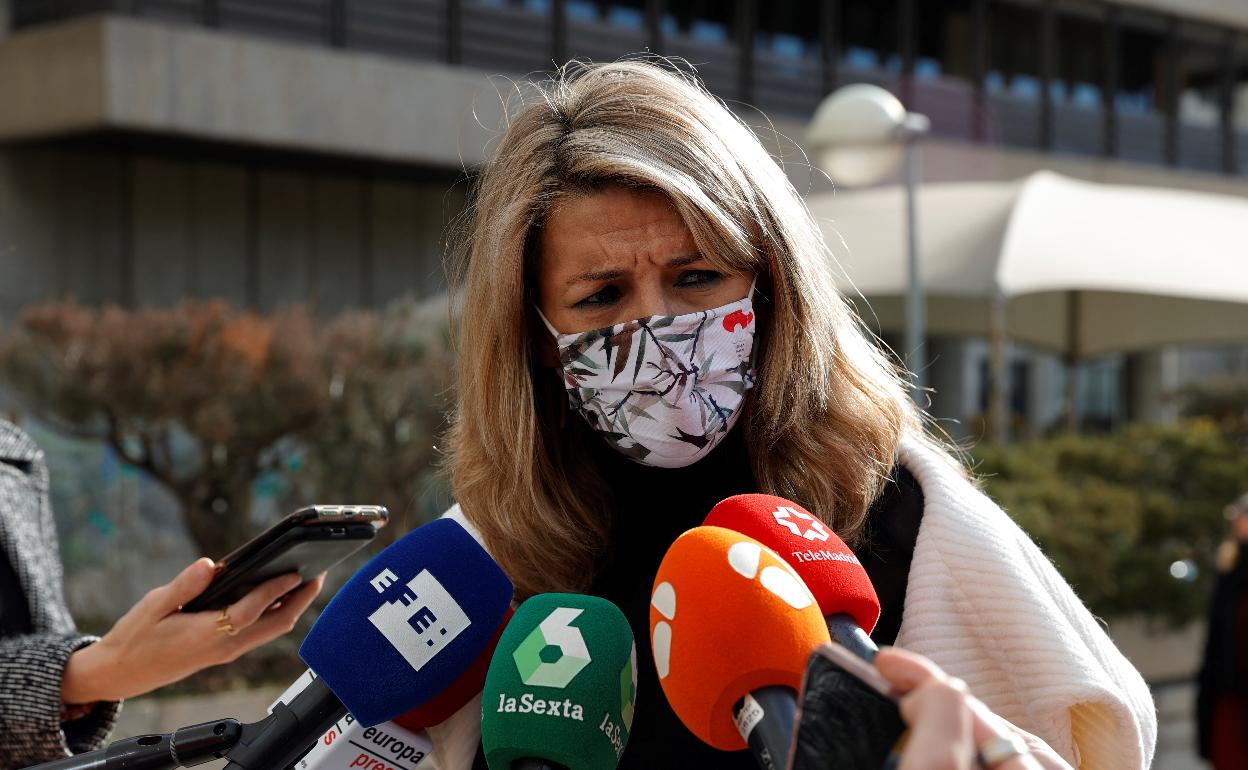 La ministra de Trabajo, Yolanda Díaz, se dirige el pasado día 10 a medios de comunicación a su llegada a la presentación, por parte del Tesoro Público, de su estrategia de financiación para este año