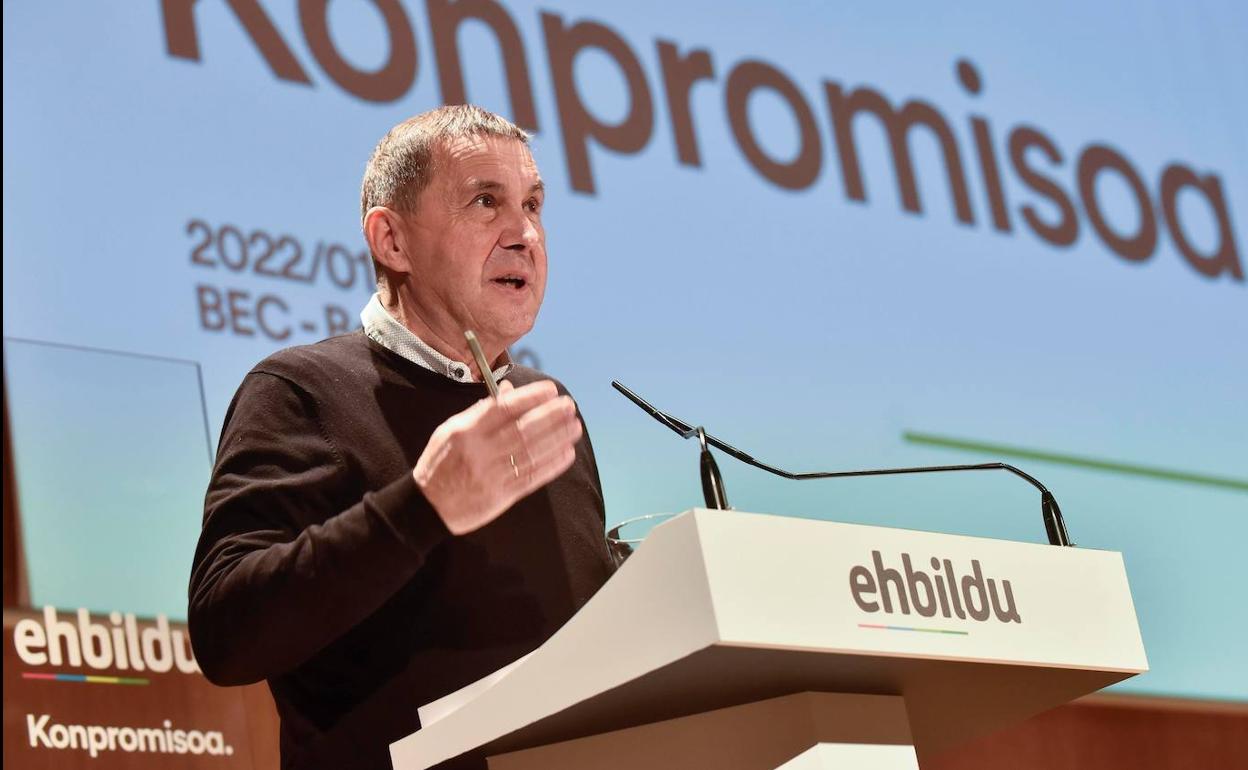 El coordinador general de EH Bildu, Arnaldo Otegi, da un discurso durante la Asamblea General de la formación política este sábado en Barakaldo. 