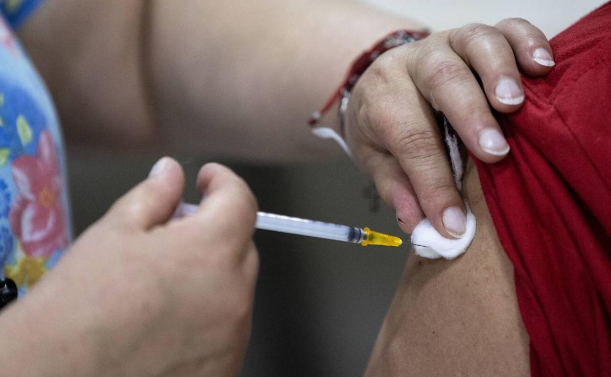 Vacunación ante el coronavirus: La EMA duda sobre la necesidad de dar dosis de refuerzo «continuamente» y descarta 'gripalizar' el Covid