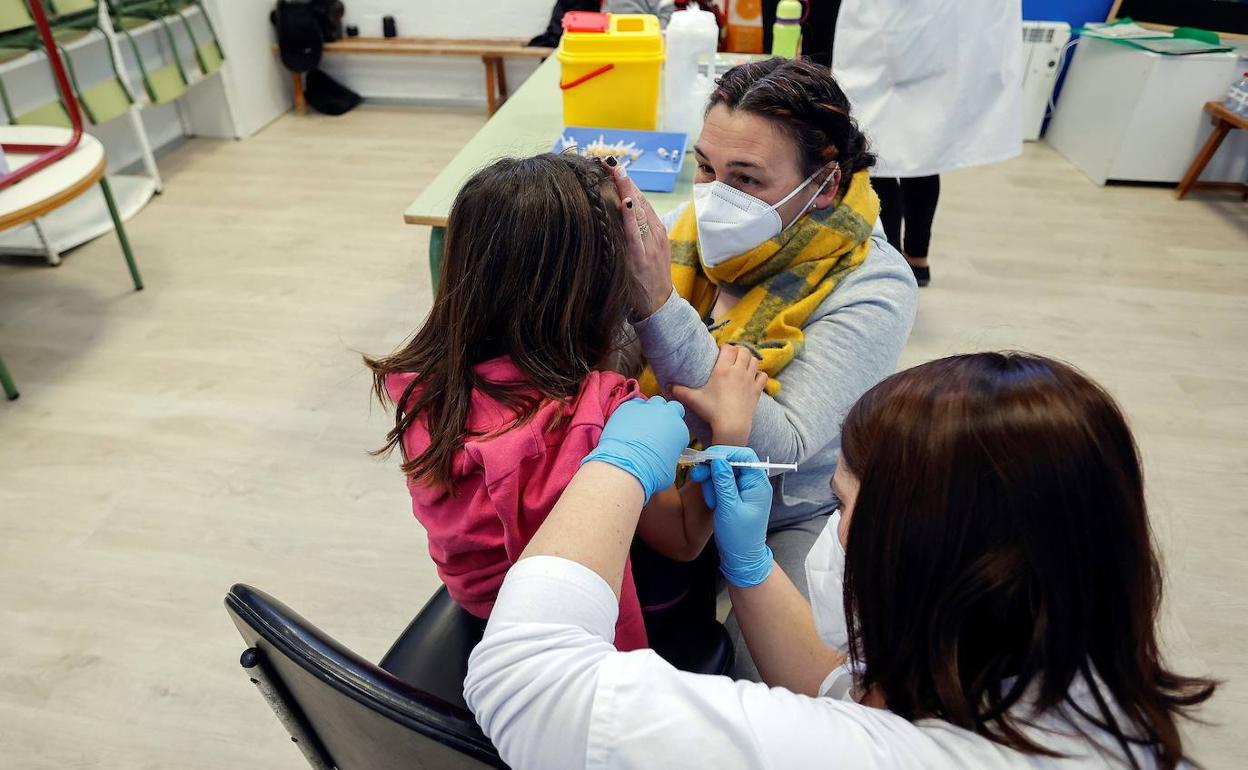 Vacunación contra el Covid: Osakidetza incrementa la vacunación de los menores un 63,7% en dos semanas en Euskadi