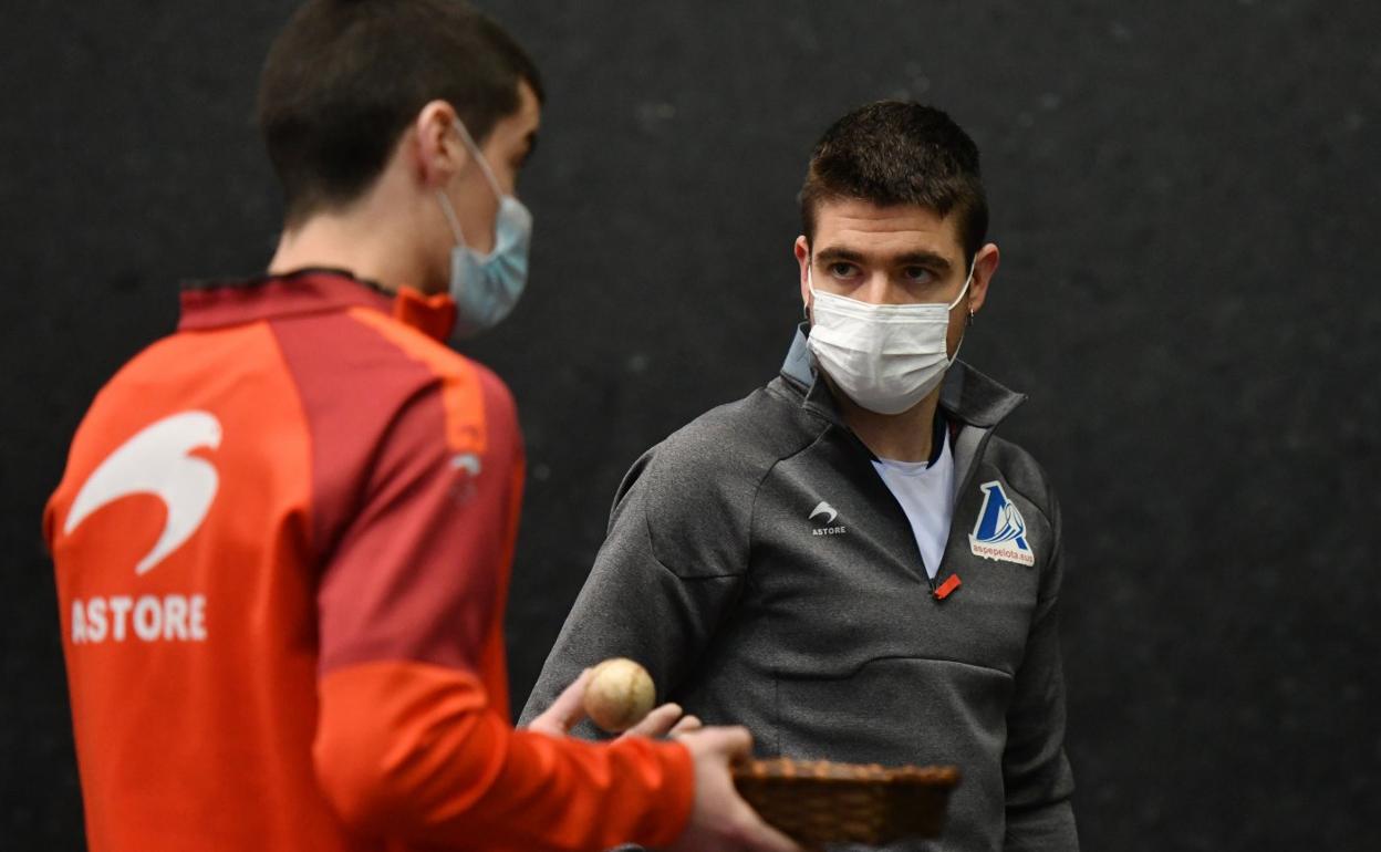 Beñat Rezusta e Iker Irribarria, en la elección de material de ayer en el frontón Aitzuri de Zumaia. 