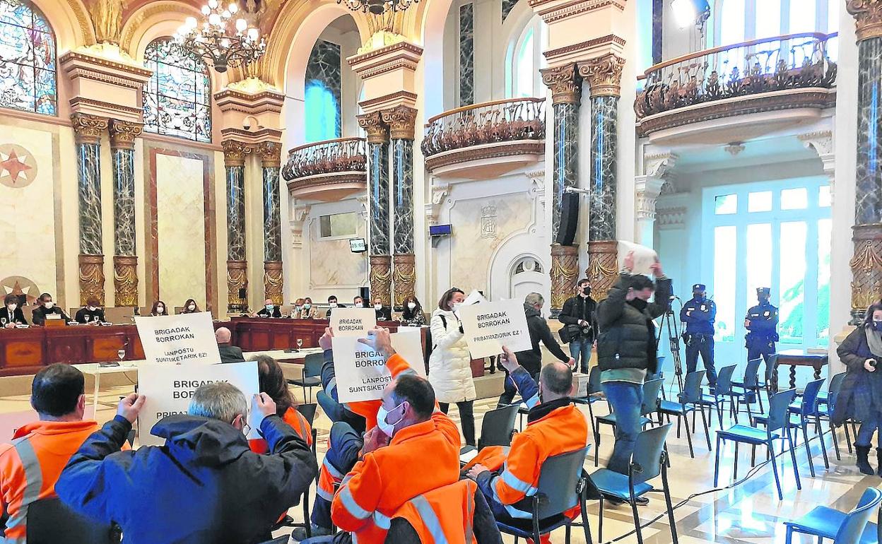 Un momento de la protesta de trabajadores municipales que obligó a detener el Pleno en varias ocasiones. 