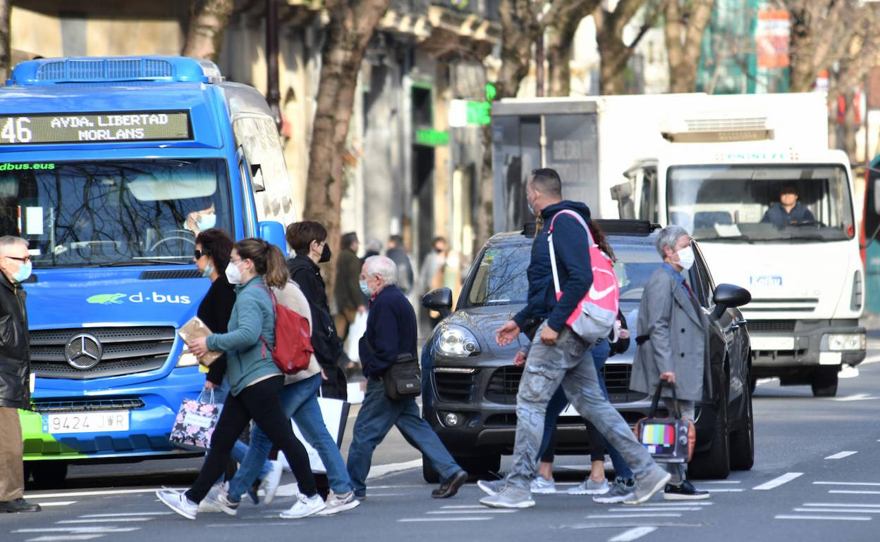 Gente paseando por el centro de San Sebastián.