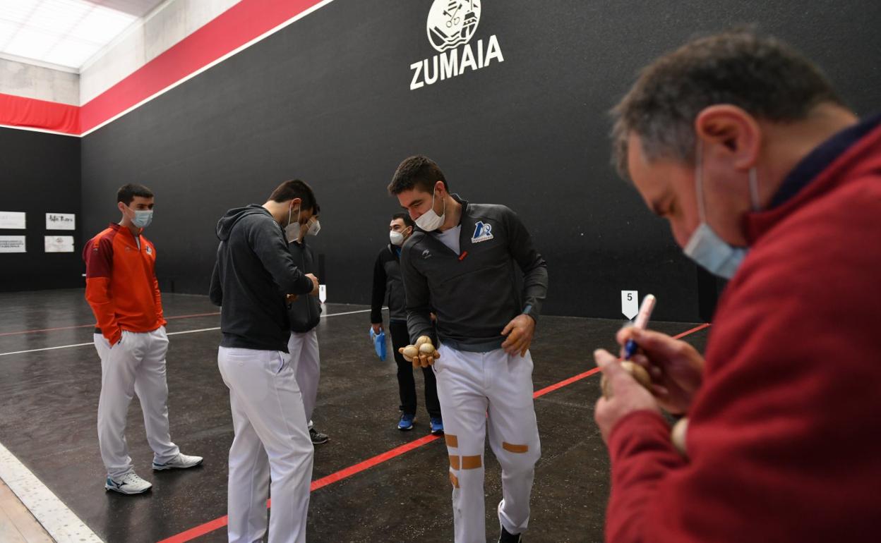 Rezusta, Irribarria, Elezkano y Zabaleta, junto al intendente de Aspe, Jon Apezetxea, y el seleccionador de material, Martin Alustiza, el jueves. 