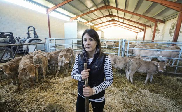Ainhoa Otaño, con su ganado de raza pirenaica.