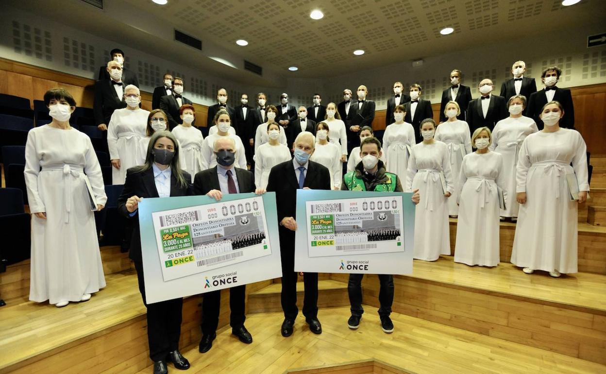 Usue Vallejo, Juan Carlos Andueza, José Mª Echarri y el vendedor de la ONCE en la Parte Vieja Jon Novas. 