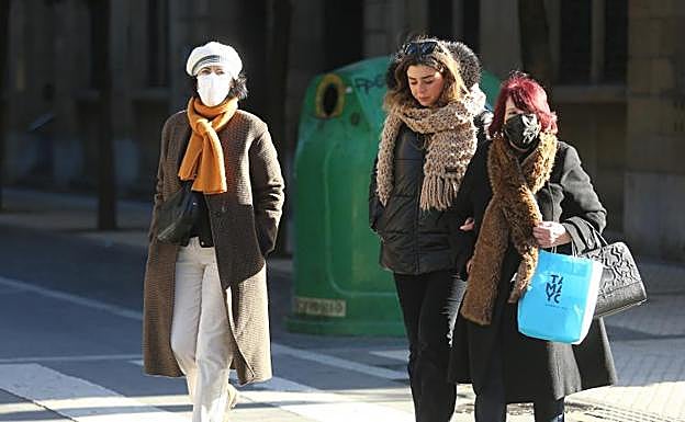 «Seguimos en pandemia. No restemos trascendencia a la situación», recuerda Urkullu