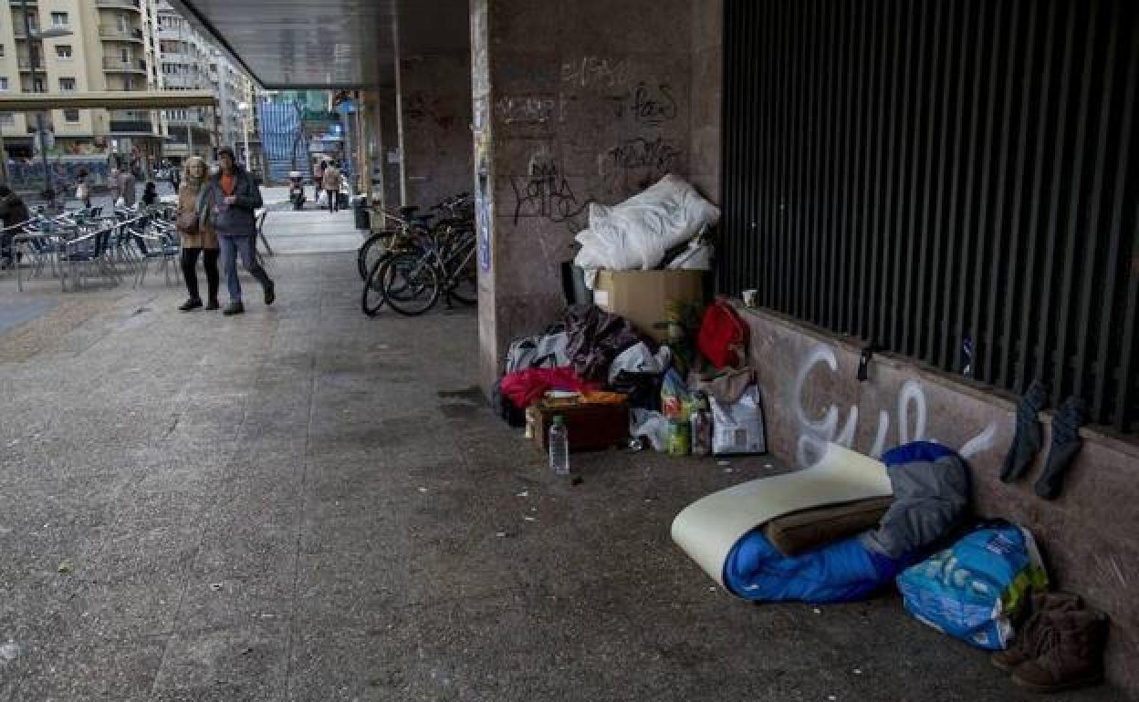 Pertenencias de una persona sin hogar que duerme en la calle.