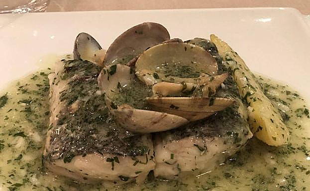 Merluza en salsa verde con almejas.