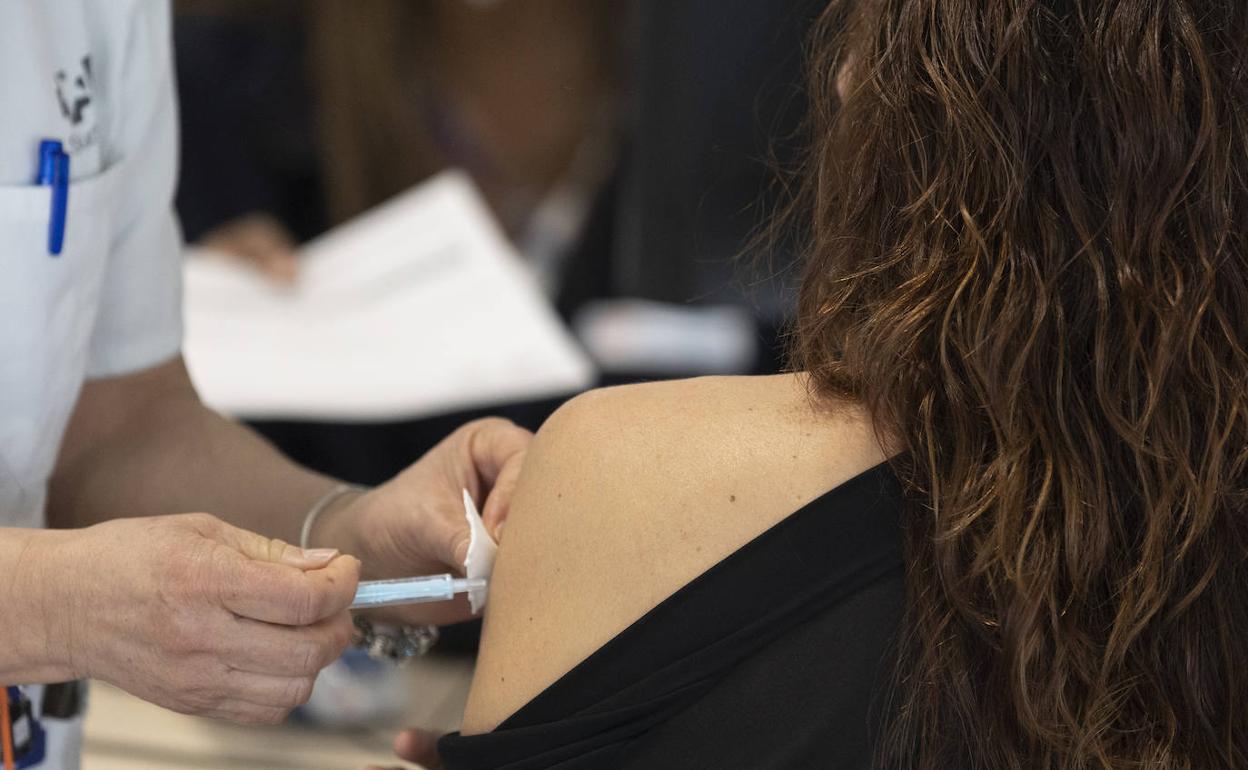 Una mujer recibe la tercera dosis de la vacuna contra la Covid-19.