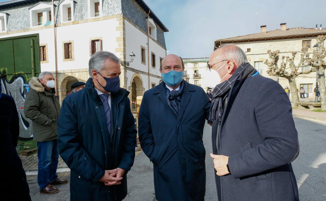 Iñigo Urkullu, Andoni Ortuzar y Ramiro González, ayer en el funeral por Félix Ormazabal en Araia. 