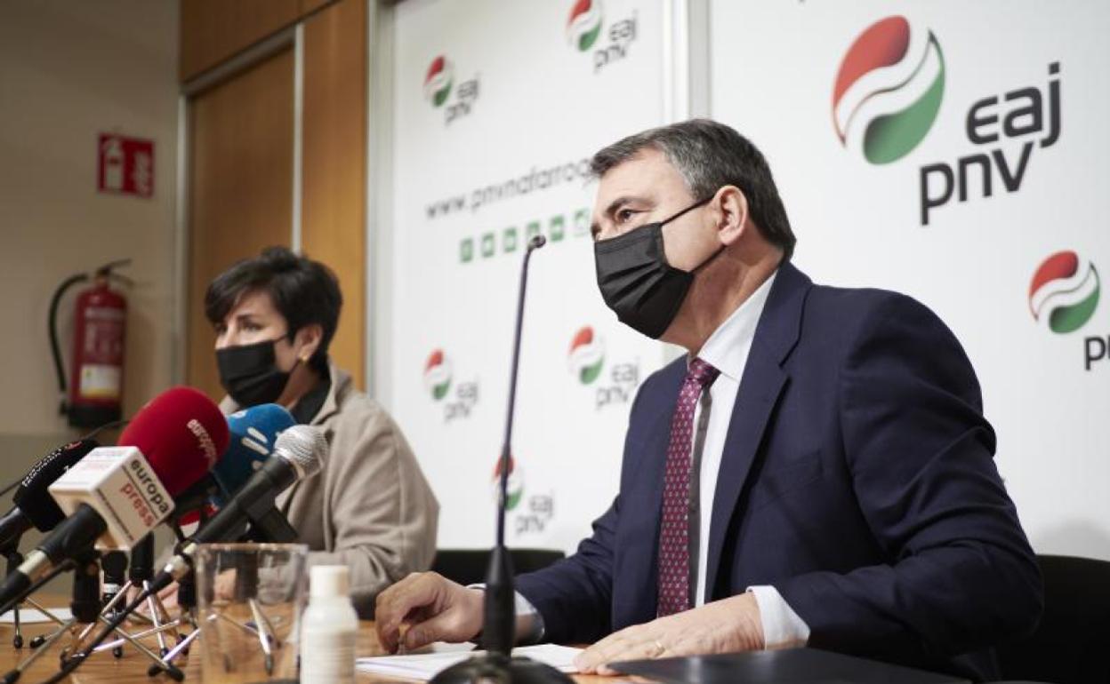 Aitor Esteban y María Solana han ofrecido una rueda de prensa este lunes en Pamplona.