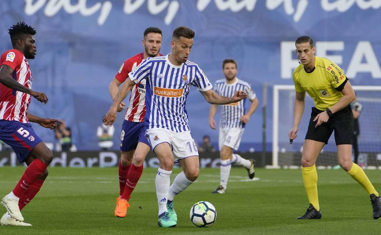 Alberola Rojas arbitró el partido entre la Real y el Atlético de la temporada 17/18 que acabó con victoria txuri-urdin.